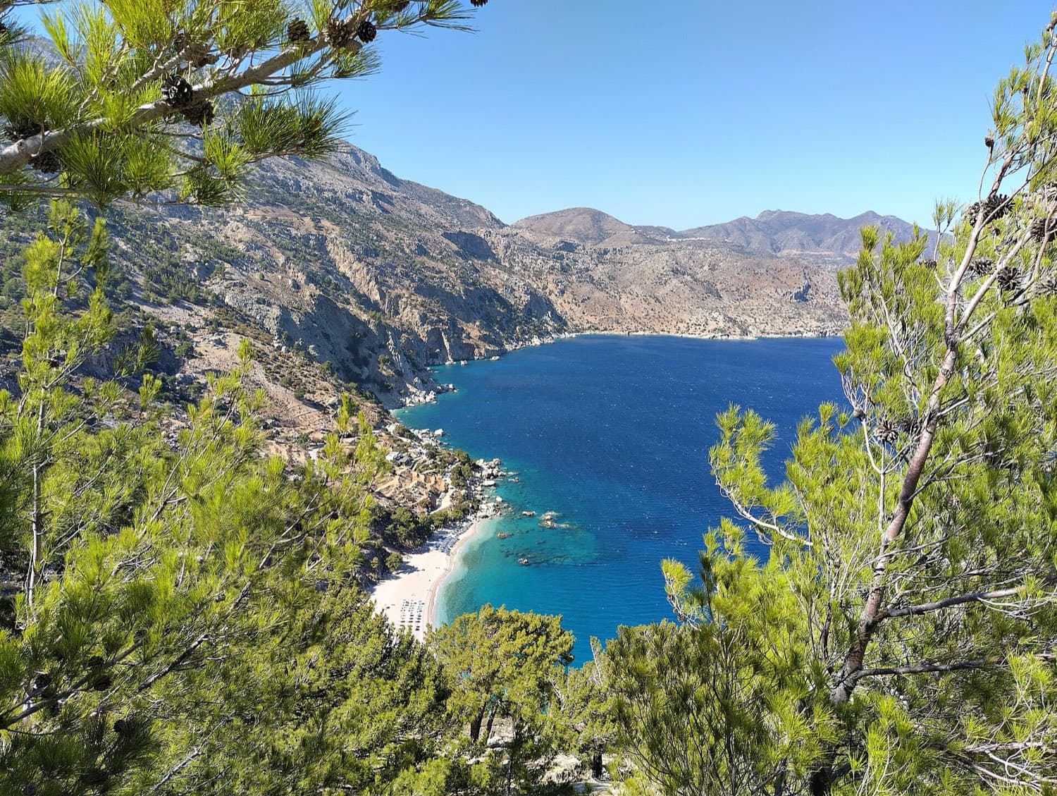Η παραλία Απέλλα και ο ορεινός δρόμος από πάνω της, στην Κάρπαθο
